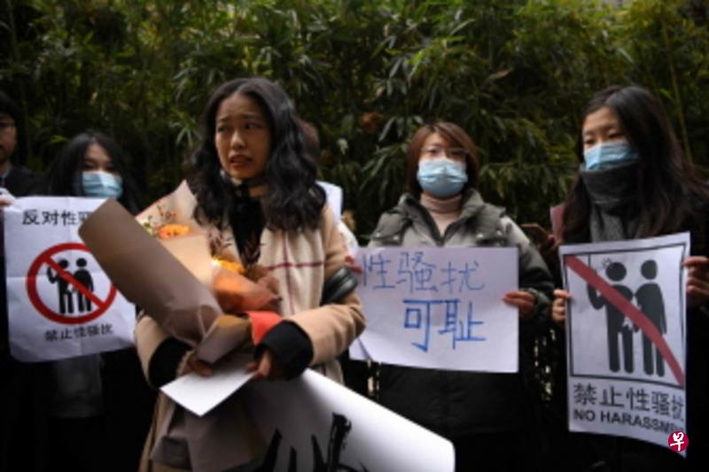　27岁的起诉人弦子昨天到海淀区法院出席朱军性骚扰案的庭审，现场许多支持者为她打气。（法新社）