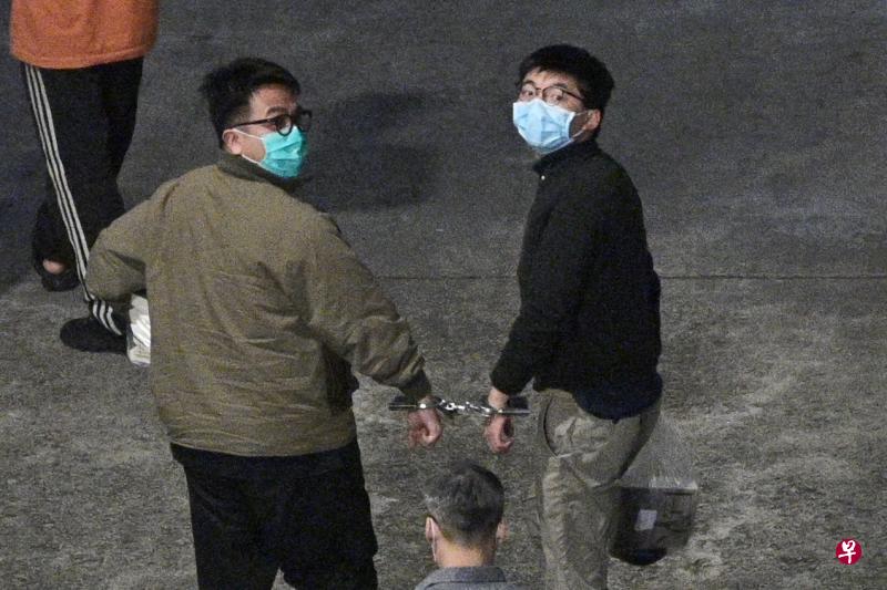 黄之锋（右）及林朗彦昨天被判即时入狱后，被送回到荔枝角收押所。（法新社）