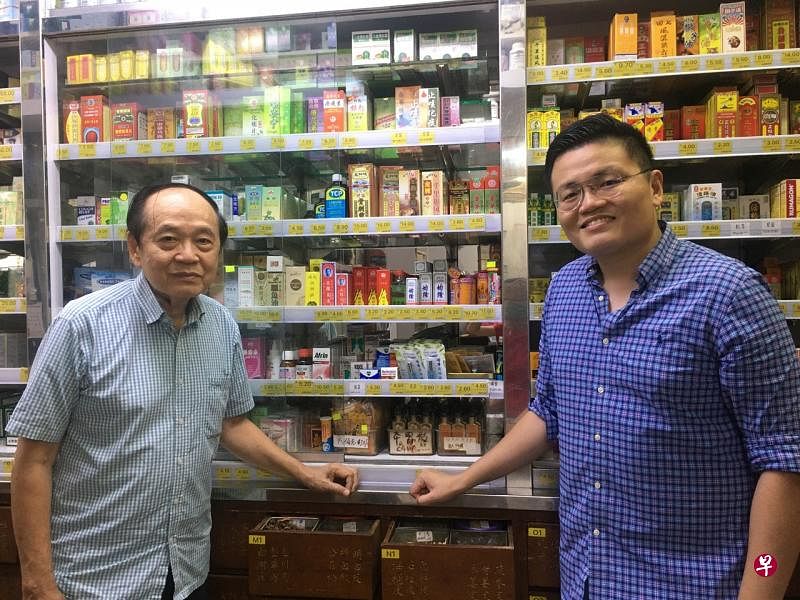 八年前，吴启榕（右）加入由父亲吴乃泉（左）、小叔吴乃强及已过世的奶奶合开的中医中药店后，逐步将它转型及数码化。（苏秉玲摄） 