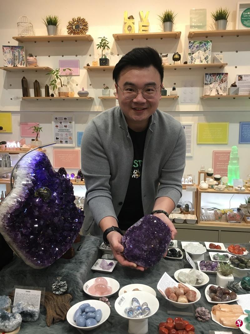 结合现代化咨询培训特色及教育内容，为水晶增添新“亮点”，是傅仰进为传统水晶业转型的创意点子。（苏秉玲摄） 