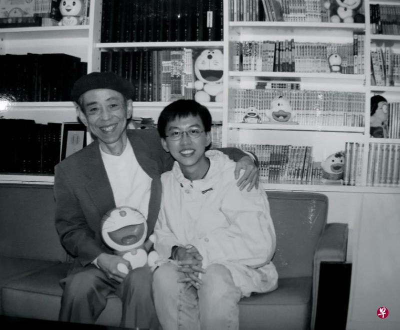记者吴庆康（右）在1995年与藤子不二雄有一面之缘。（受访者提供）