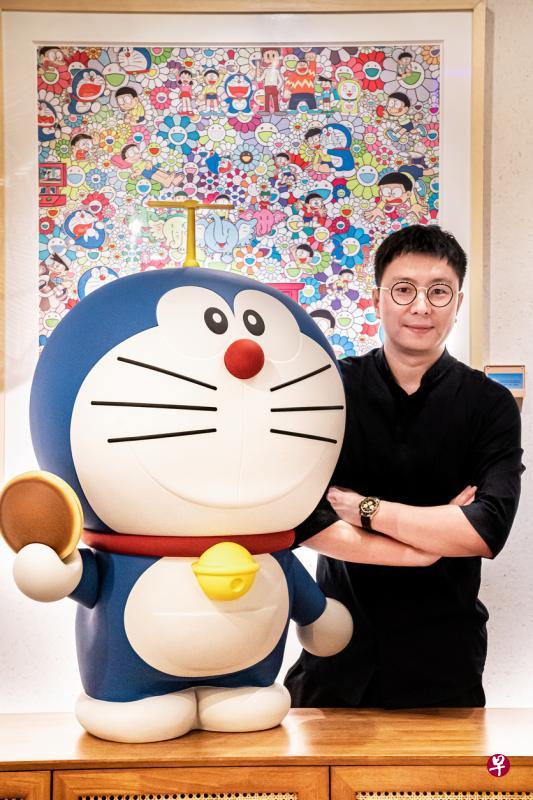 张硕在他经营的火锅店展出私人哆啦A梦珍藏。