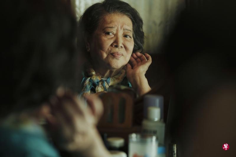 陈淑芳在《亲爱的房客》演出患糖尿病的阿嫲。（嘉华提供）