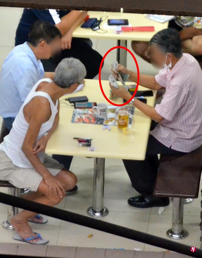 阿叔在咖啡店内桌子数着一张张的纸钞。（新明意外组摄）