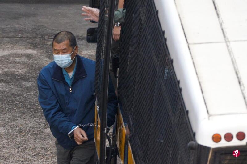 黎智英前天双手上铐，由香港惩教署车辆押送至荔枝角收押所。（路透社）
