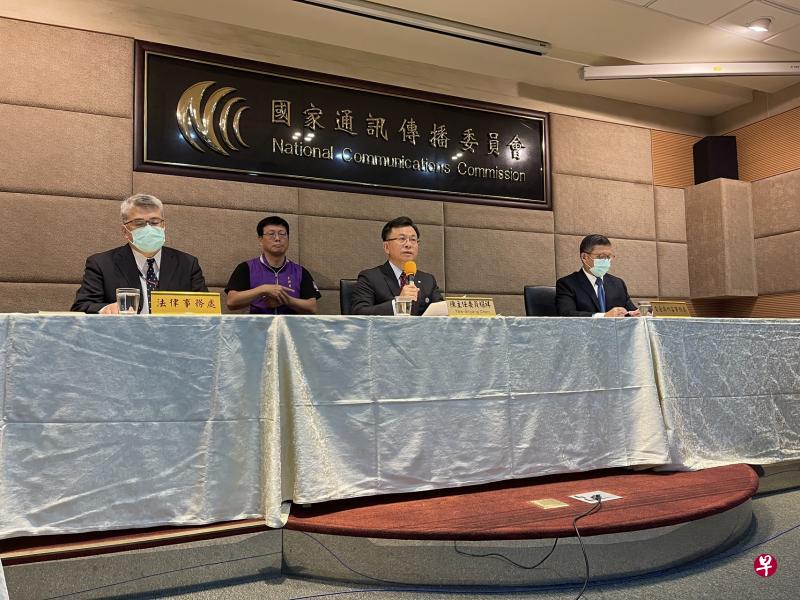 台湾的国家通讯传播委员会主任委员陈耀祥（右二）亲自主持记者会，说明不让中天新闻台更新执照的理由。（庄慧良摄）
