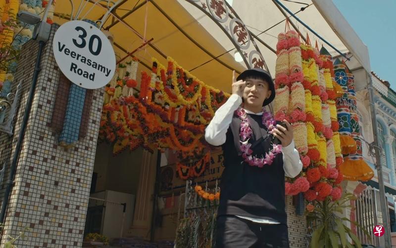张智扬到维拉三美路（Veerasamy Road）的传统印度花店学习绑花串。（截图自新加坡旅游局节目《S.P.I.E.S》）