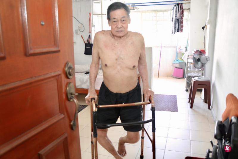 马西岭居民颜旗祥：自己行动不便，有人上门分发补助券是最好的安排。