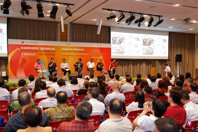全国商联总会去年举办小贩座谈会时，表扬小贩的贡献。（国家环境局提供）