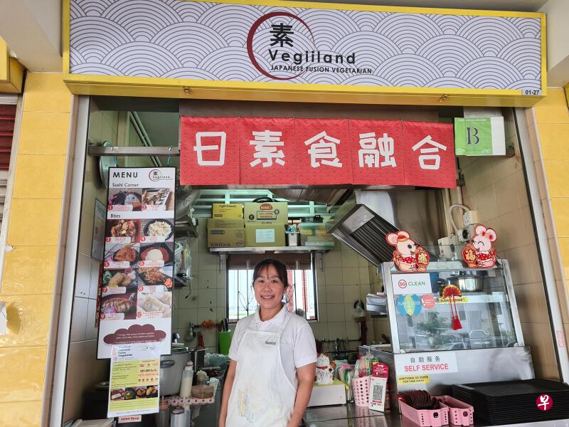 郭方兰在父亲的摊位改卖日料素食，希望能将更健康的饮食选择带入小贩中心。（魏宋淩摄）
