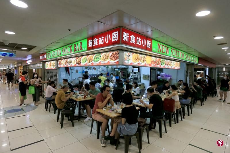 远东的顶楼像是走进大排档，从下午到晚餐时间人潮不断。