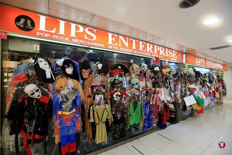 Lips Enterprise店外陈列成片的奇装异服，感觉像来到《鬼马家族》片场。