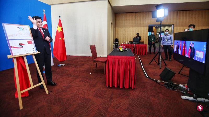 我国第四代领袖延续新中传统友谊的动力来自更深更广的双边合作，以及双边最高领导级别通过频繁的会面与交流而建立起的默契。图为我国副总理王瑞杰（左）与中国国务院副总理韩正举行视频会议。（档案照）