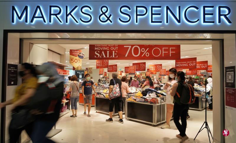 位于来福士城的马莎店面正在举行清货大减价，货品售价折扣多达三折。（谢智扬摄）