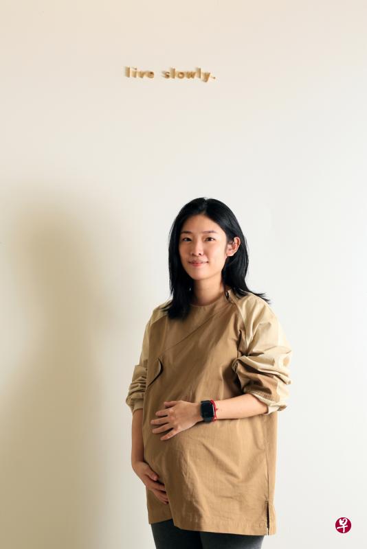 Graye品牌联合创办人兼创意总监谢倩倩正怀第一胎，她穿着自己设计的中性男装。
