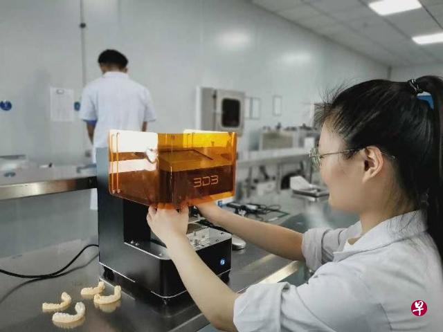 技术人员正使用Star3D公司和新加坡国家研发中心联合研发的3D打印机制作模型和其它口腔产品。（受访者提供）