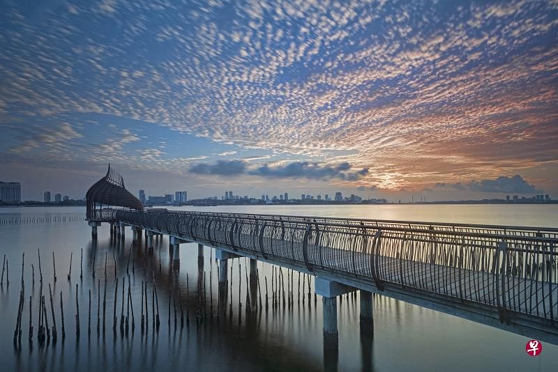 日出／双溪布洛湿地保护区／洪小平摄：辽阔的大海与蓝天，比照木板步道上的小亭子，予人充满活力却又十分宁静的感觉。（国家公园局提供）