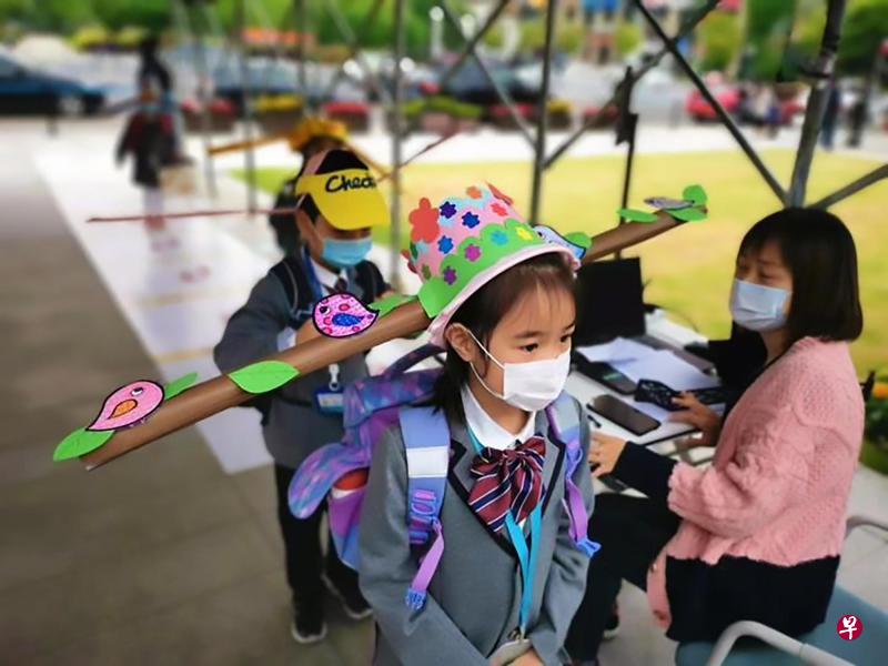中国小学生在课堂上设计出可以维持安全社交距离的头饰。（互联网）