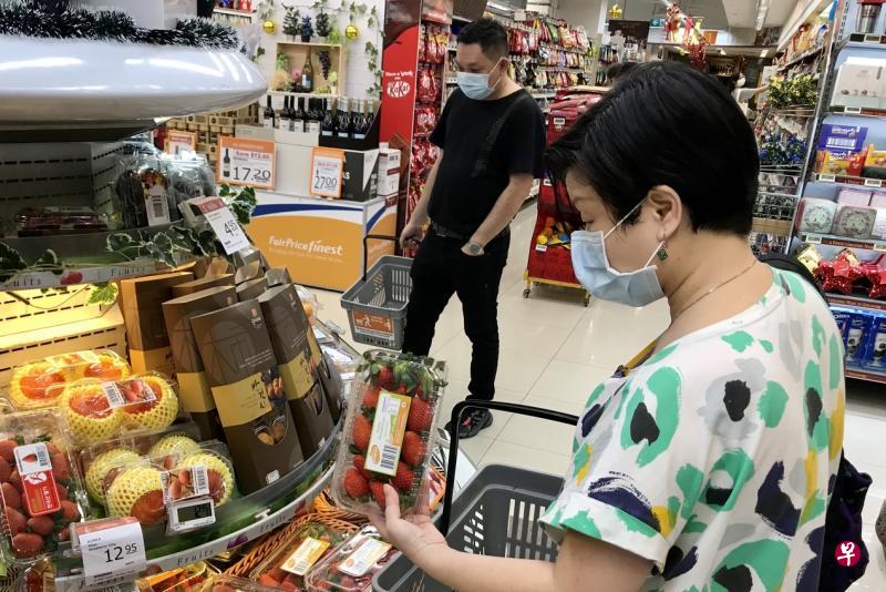 随着韩国草莓季节开始，以及韩国政府每周安排四趟包机运送草莓，喜欢草莓的国人接下来会有更多选择。（陈斌勤摄）