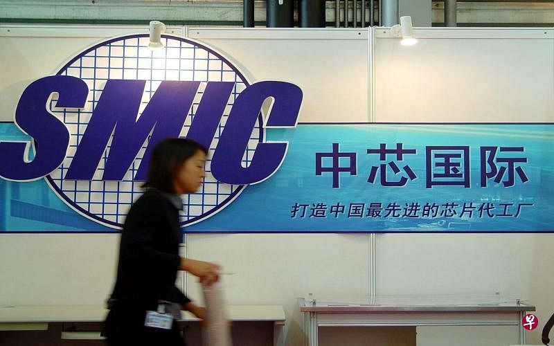 在被美国高强度施压之际，中芯国际近日出现高层人事变动，内部斗争的“旧伤”再度隐隐作痛。内忧外患接踵而来，技术突破的进程是否受影响引起关注。（互联网）