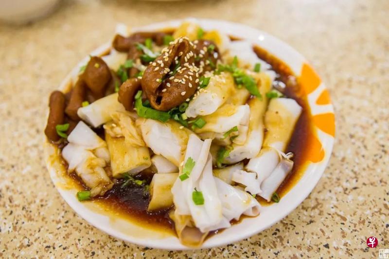 猪肠粉形似猪肠，是纯米浆蒸熟之后，卷成一条圆柱状的肠粉。在广州人的小吃清单里，猪肠粉绝对有一席之地。图为陈姨猪肠粉店的肠粉。（互联网）