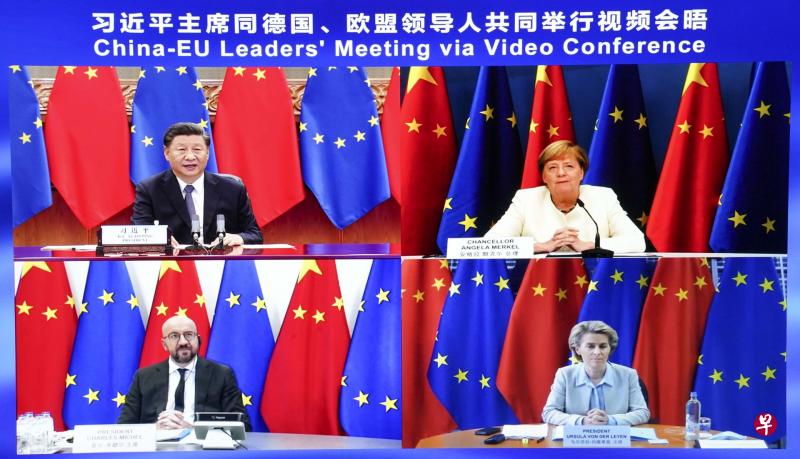 中国国家主席习近平（左上）9月14日在北京同欧盟轮值主席国德国总理默克尔（右上）、欧洲理事会主席米歇尔（左下）、欧盟委员会主席冯德莱恩（右下）共同举行视讯会晤。（新华社）