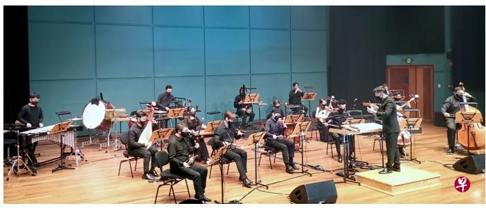 郭勇德指挥鼎艺团演奏冯国峻的《乐。音》（郭永秀摄）