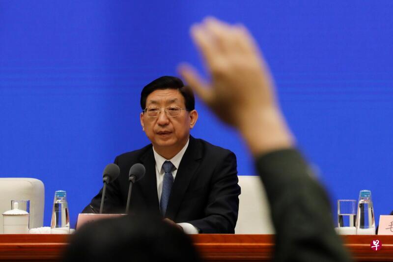 中国国家卫健委副主任曾益新（图）今天在新闻发布会上说，中国将在冬春季对部分重点人群进行冠病疫苗接种。（路透社）