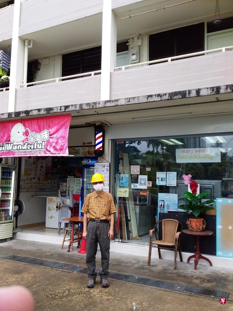 梁健文表示，他戴上安全帽才敢出门。（受访者提供）
