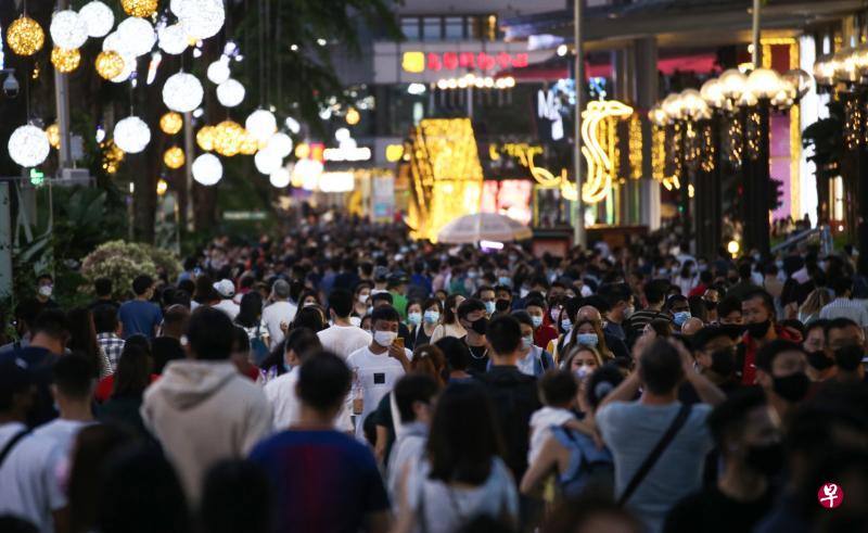 本周末是圣诞节前最后一个周末，不少公众冲着打折优惠到乌节路购物，以致大街上人头攒动。（陈渊庄摄）