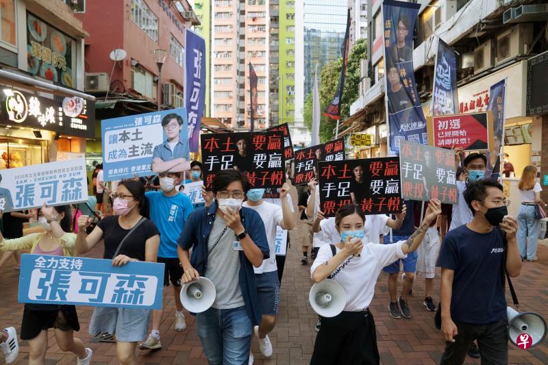 在《香港国安法》下继续坚守议会路线还是采取街头抗争，泛民主派未来面临定位困境。图为今年7月泛民人士就9月立法会选举举行“初选”。（路透社）