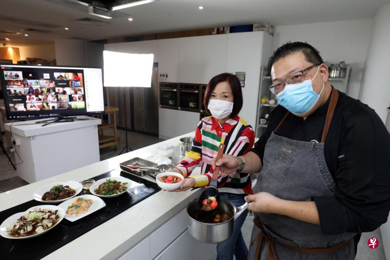 96.3好FM电台DJ林安娜（左）和名厨刘奇荣，在新加坡福建会馆的线上冬至庆团圆活动，示范烹调福建菜肴。（邝启聪摄）