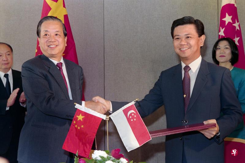1990年10月3日，新加坡外交部长黄根成和中国外交部长钱其琛在纽约联合国总部签署联合公报，宣布两国正式建交。（法新社档案照片）