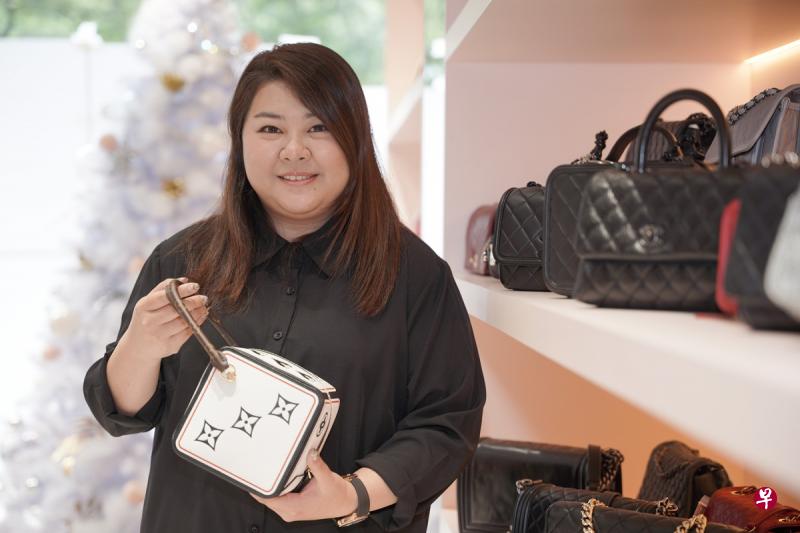 周悦吟约两年前创办了买卖二手名牌货品公司Reluxe，通过面簿直播售卖各大名牌的包包和货品，如今店里共有约700多件名牌货品供选购。（张荣特约摄影）