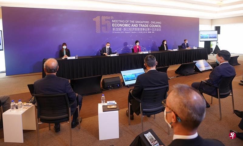我国通讯及新闻部兼文化、社区及青年部高级政务部长沈颖（主席台中间），昨天在国家发展部的新加坡会场主持新浙经济贸易理事会第15次会议。（新加坡企业发展局提供）　