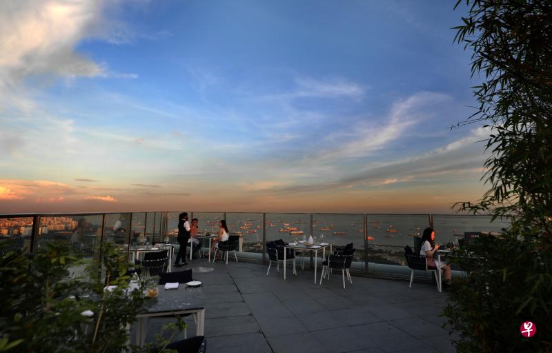 在1-Altitude用餐可以欣赏到市区美景。（严宣融摄）