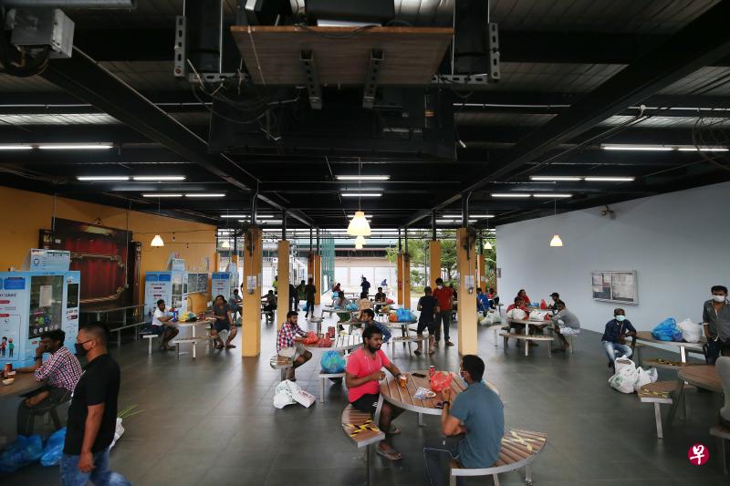 客工于今年10月28日在大士南客工休闲中心与朋友小组聚餐聊天。（档案照）