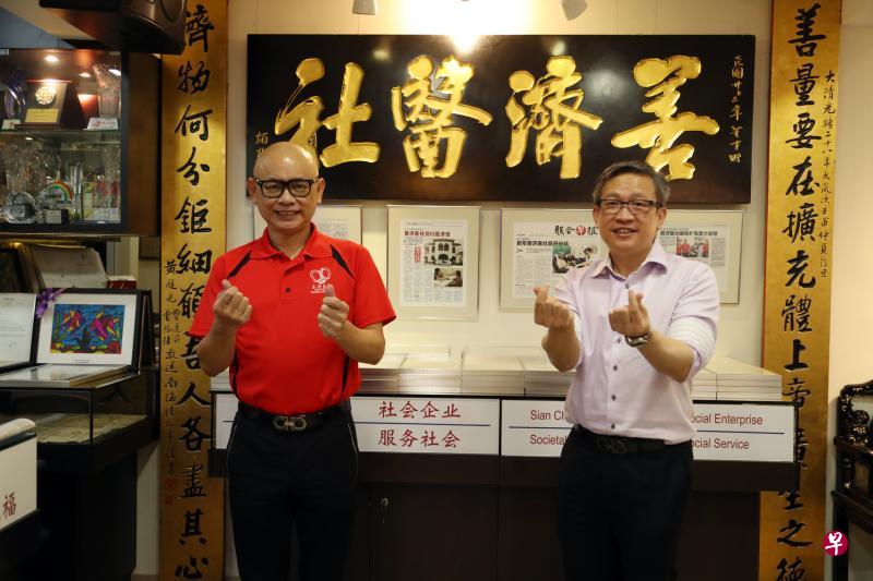 善济医社主席卓顺发（左）和新加坡疼痛护理集团行政总裁李文鉴受访时异口同声地表示，两人虽然认识只有两三个月，但很有默契，感觉像是认识很久的老朋友。（饶进礼摄）