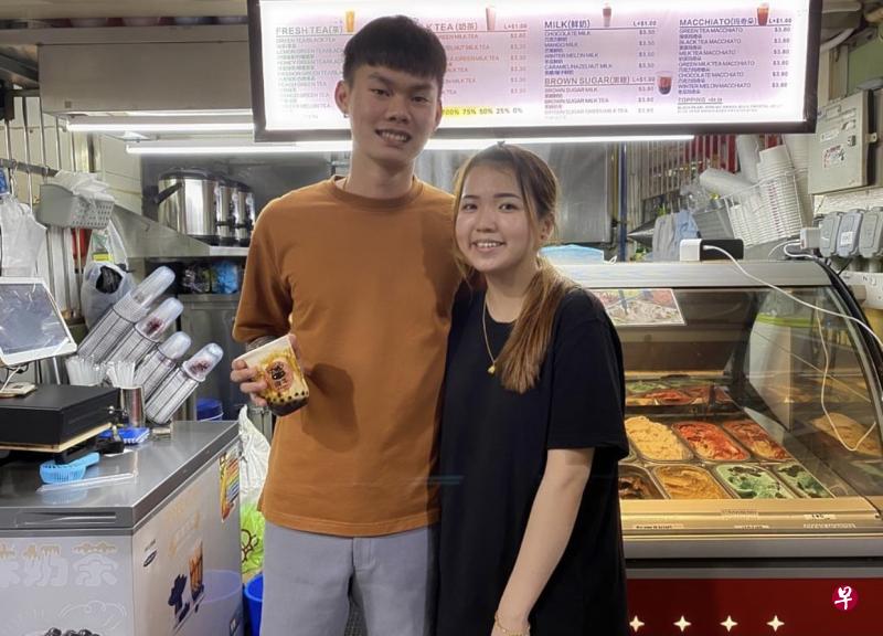 吴诗慧和陈铭豪在疫情期间大胆创业，他们合开的泡泡茶店上个月在大巴窑的小贩中心开业。（黄慧圯摄）