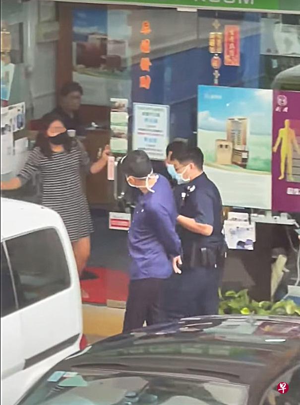男店家被警员上铐带走。（读者提供） 