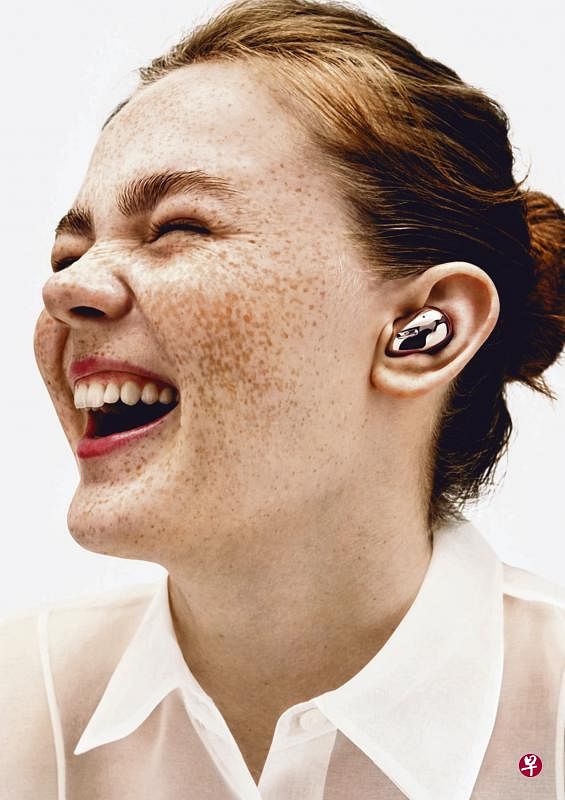 三星Galaxy Buds Live外形酷似蚕豆，铜色抛光亮面非常好看。（厂商提供）