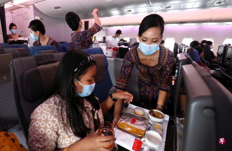 10月新加坡航空公司推出一系列体验和服务，包括在Restaurant A380@Changi享用飞机餐，公众反应热烈。这家不起飞的“餐馆”在10月24日“开业”。（李健玮摄）