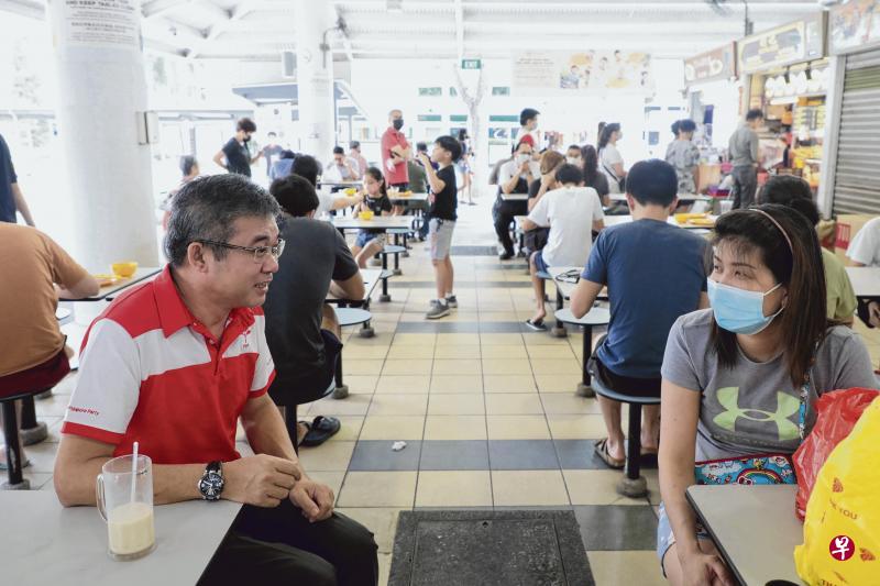 前进党党员邢益财（左）在本届大选首次担任竞选代理。他目前仍活跃于该政党在杨厝港区的活动。（林国明摄）