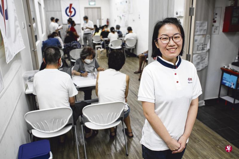 议员接见选民活动虽已恢复，但玛丽蒙区支部党员黄茵绮和团队仍须确保办事处做好防疫措施。这名拥有10年丰富经验的政党义工指出，冠病也为政治信息的传播带来挑战，义工们都要学习使用新的数码工具。（李健玮摄）