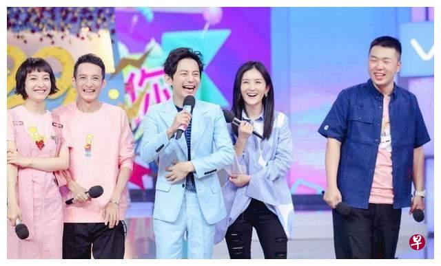 《快乐大本营》主持人何炅（中）成箭靶。（互联网）