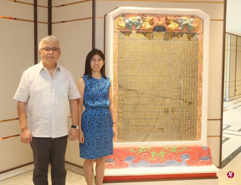 金门会馆与国家图书馆合作，从保留的千余份史料中，整理金门社群在新加坡的发展历史。左起为金门会馆会长蔡其生和国家图书馆馆员李梅瑜。（吴伟国摄）