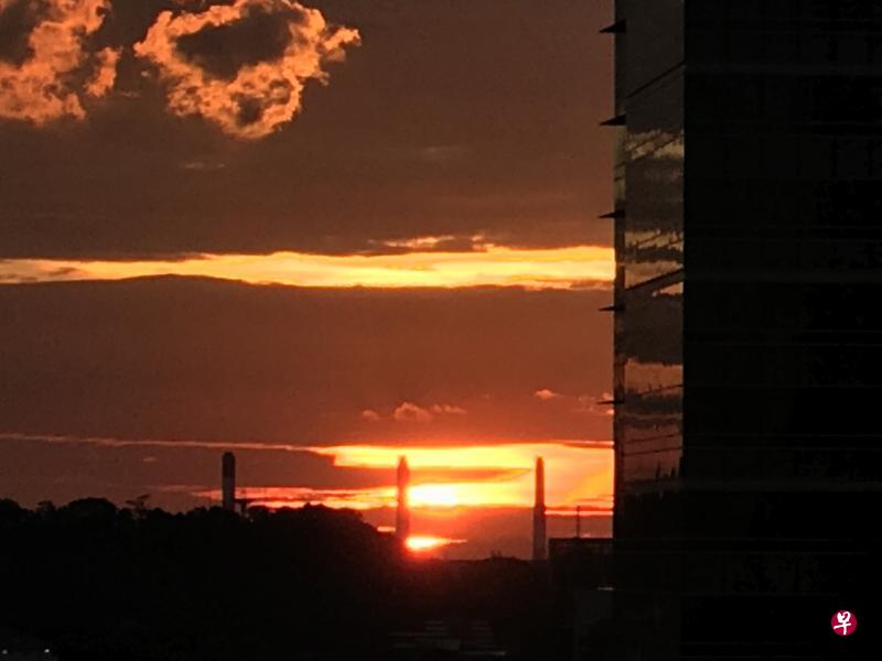窗外某日夕阳斜晖。（赵琬仪摄）