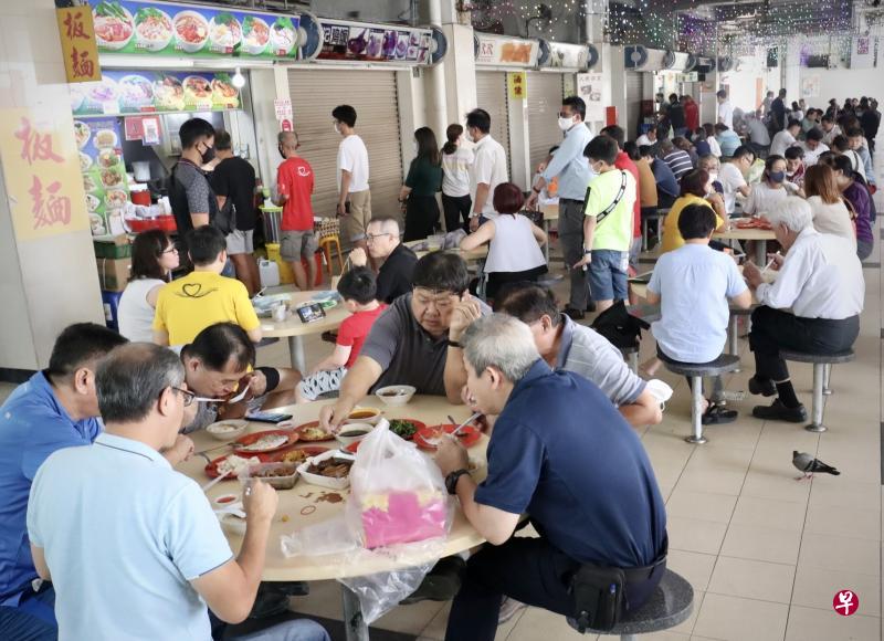 六名自幼相识的老同学，赶在堂食规定放宽首日相聚后港1道的熟食中心，还买蛋糕为同学庆祝生日。（陈来福摄）