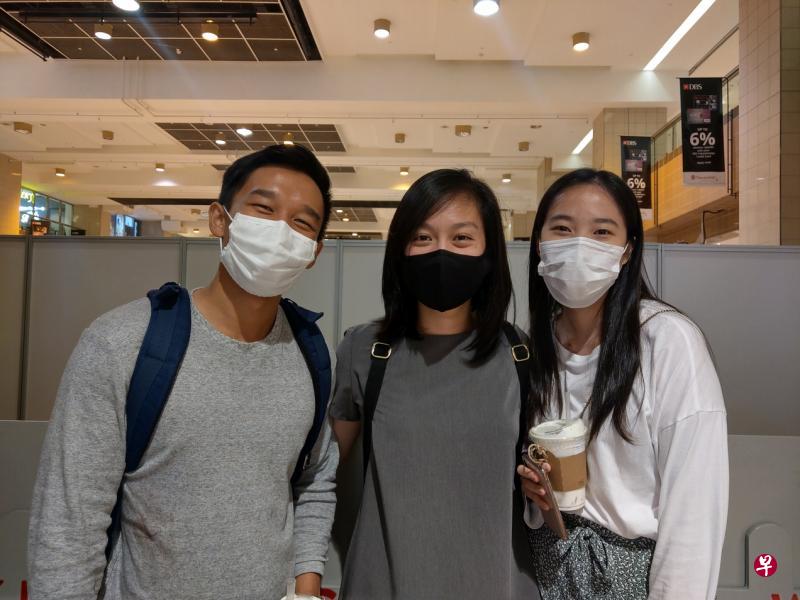 虽然解封第三阶段已启动，表示我国冠病情势稳定，但疫情始终还没结束，我还是会有点担心。不过今天还是个开心的日子，希望大家保持警惕的同时，也展望更好的未来。——沈炯辉（左一，26岁，学生）和两名朋友