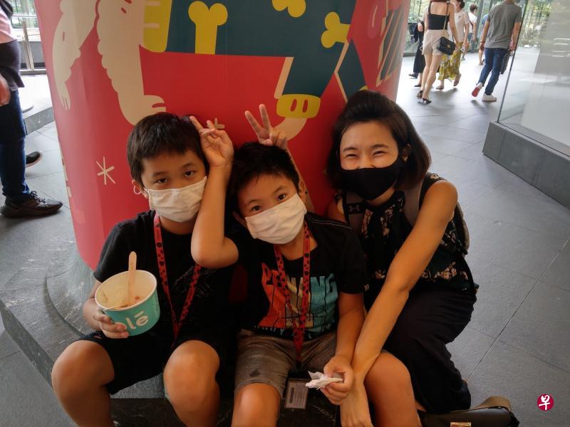 我们已经好久没请朋友来家里玩，妈妈说今天起可以邀请八个朋友，我非常期待。——黄品皓（左一，九岁，学生）和弟弟与母亲